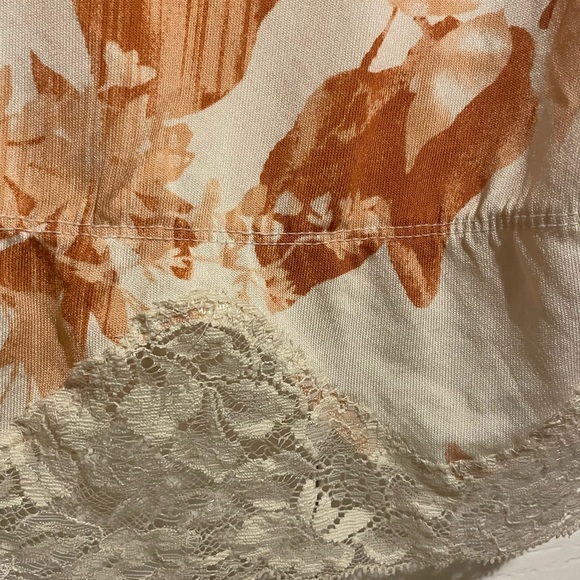 Beautiful 90s vibe cami with lace details - Picture 4 of 4